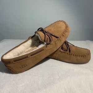 UGG MOCCASIN SLIPPER NWT